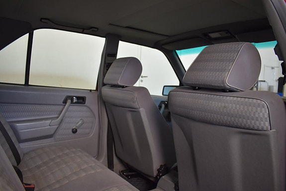 Mercedes-Benz 190 E 18 of 20