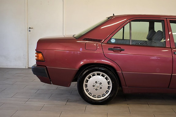 Mercedes-Benz 190 E 3 of 5