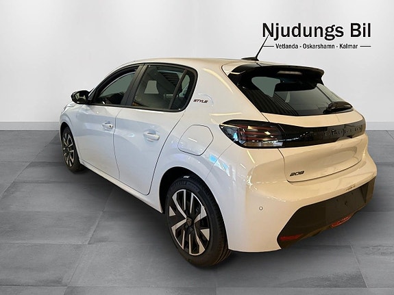 Peugeot 208 2 of 9