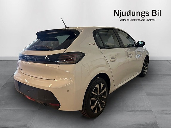 Peugeot 208 3 of 9