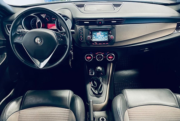 Alfa Romeo Giulietta 5 of 16