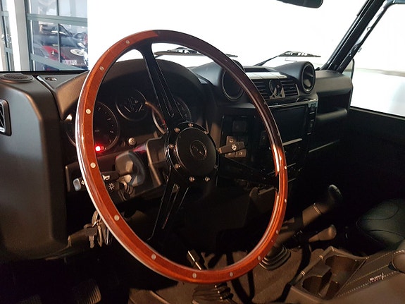 Land Rover Defender 110 10 of 22