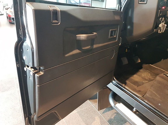 Land Rover Defender 110 7 of 22