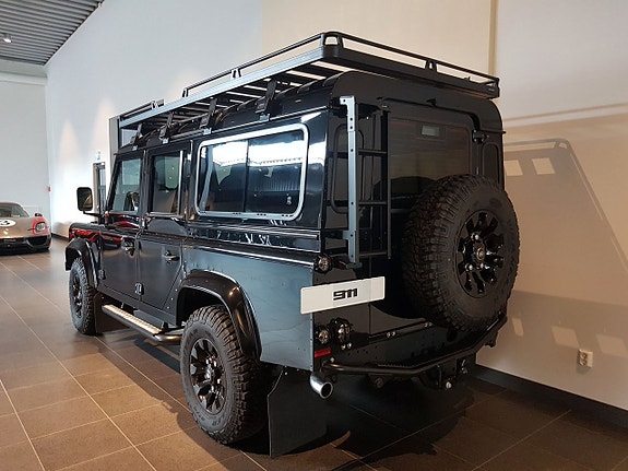 Land Rover Defender 110 4 of 5