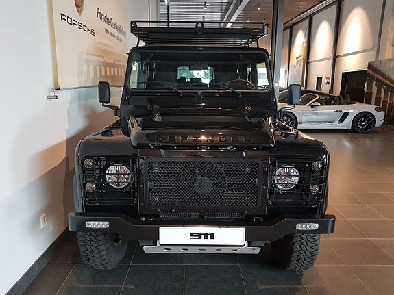Land Rover Defender 110 3 of 5