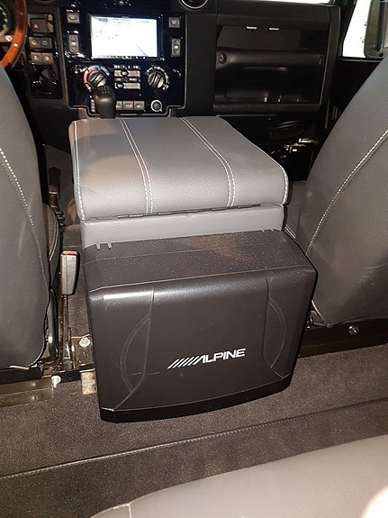 Land Rover Defender 110 17 of 22