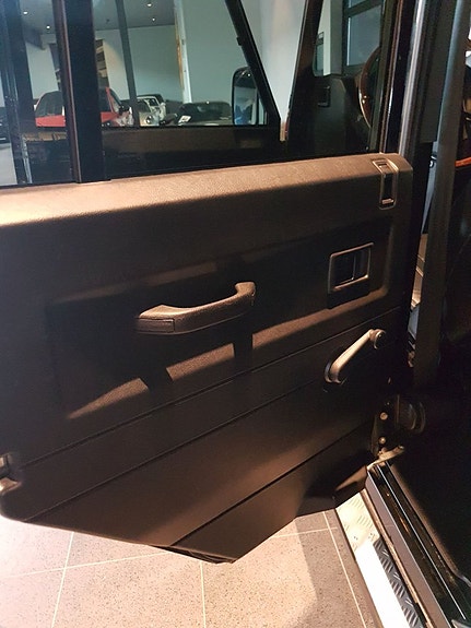 Land Rover Defender 110 16 of 22