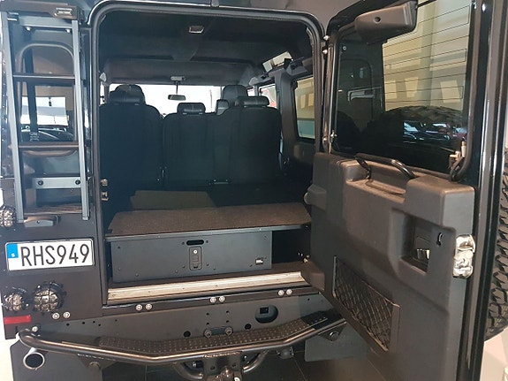 Land Rover Defender 110 18 of 22