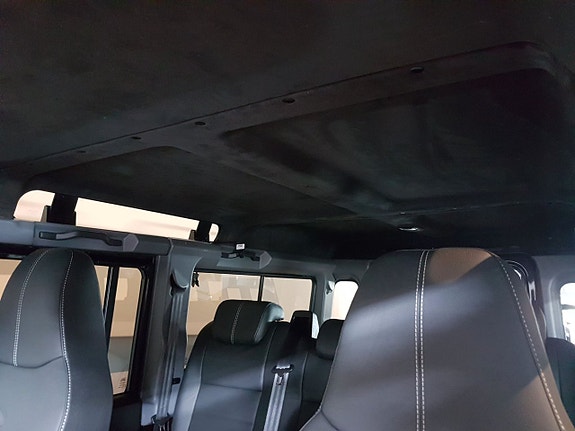 Land Rover Defender 110 12 of 22