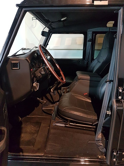 Land Rover Defender 110 8 of 22