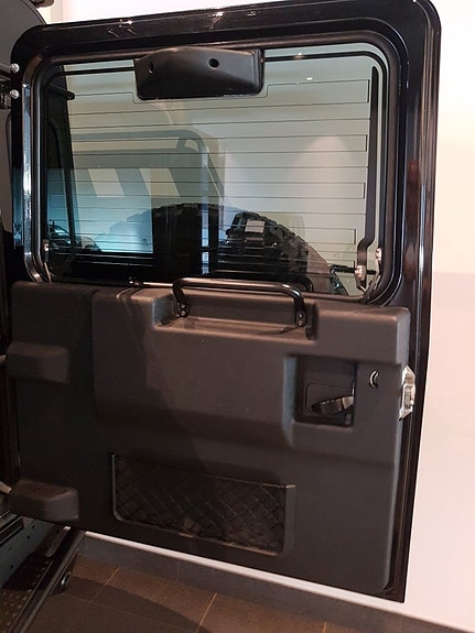 Land Rover Defender 110 19 of 22