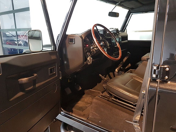 Land Rover Defender 110 6 of 22