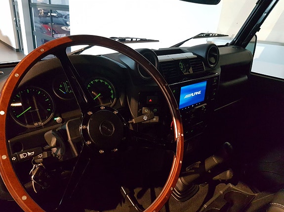 Land Rover Defender 110 13 of 22