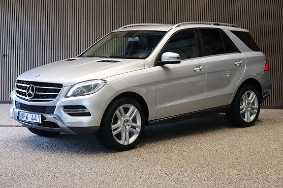 Mercedes-Benz ML350 2 of 5