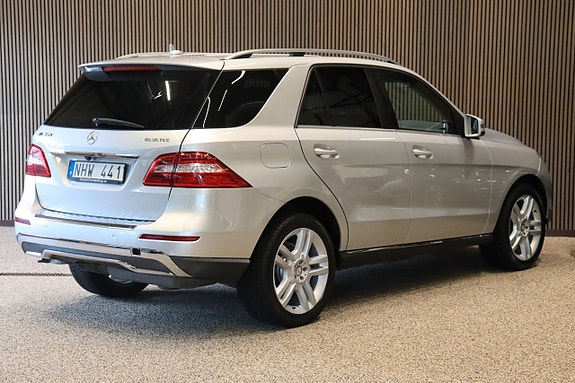 Mercedes-Benz ML350 4 of 5