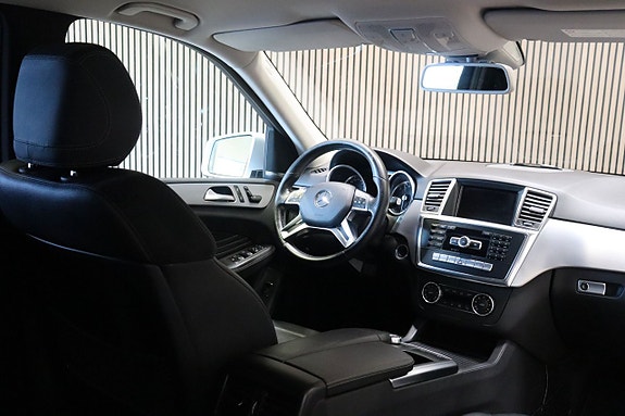 Mercedes-Benz ML350 5 of 5