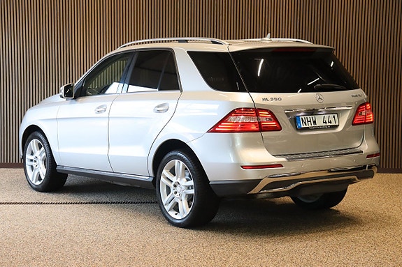 Mercedes-Benz ML350 3 of 5