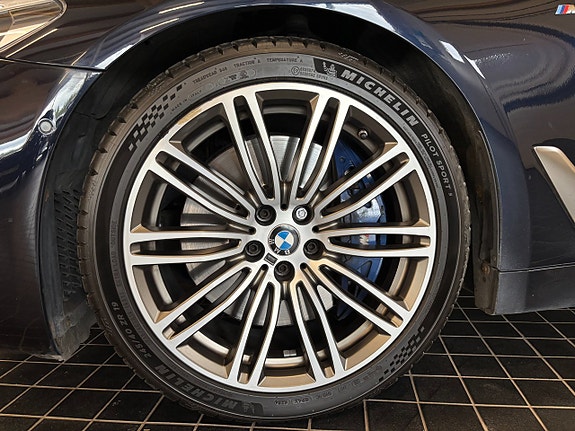 BMW M550i 3 of 30