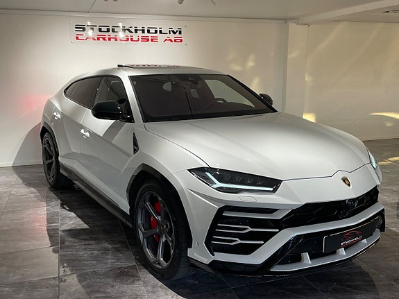 Lamborghini Urus 3 of 5