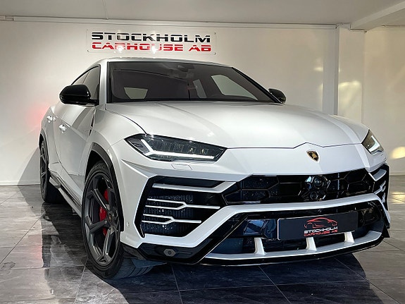 Lamborghini Urus 2 of 5