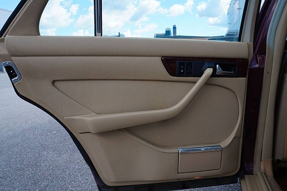 Mercedes-Benz 380 SE 17 of 20