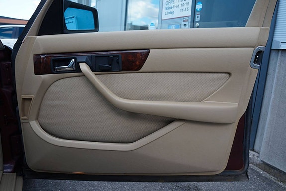 Mercedes-Benz 380 SE 19 of 20