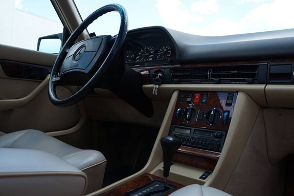 Mercedes-Benz 380 SE 13 of 20