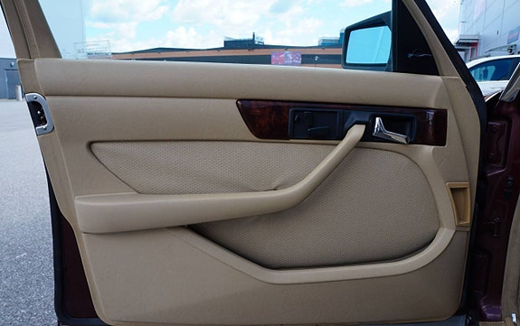 Mercedes-Benz 380 SE 16 of 20