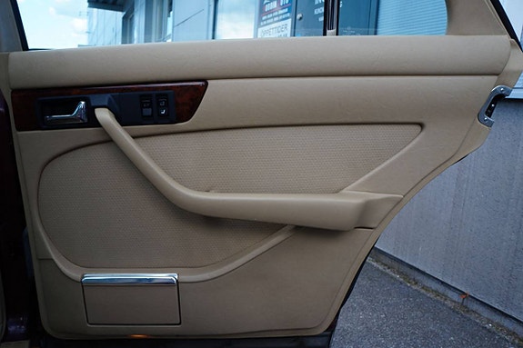 Mercedes-Benz 380 SE 18 of 20