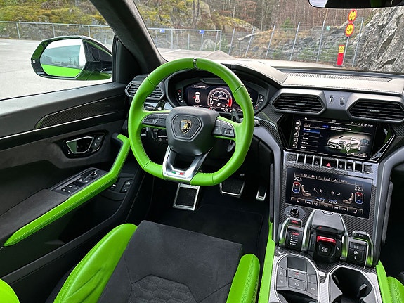 Lamborghini Urus 21 of 27