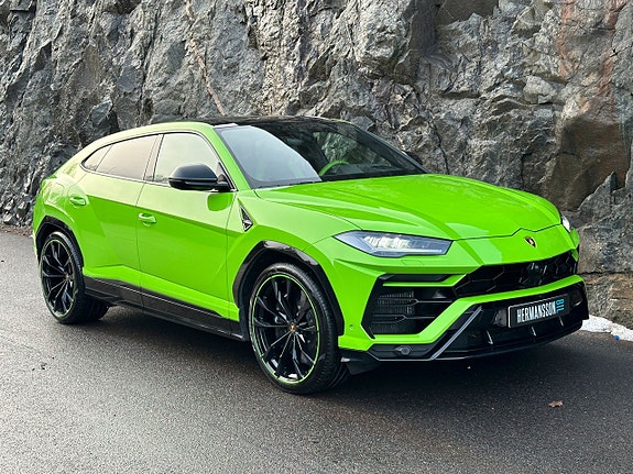 Lamborghini Urus 3 of 5