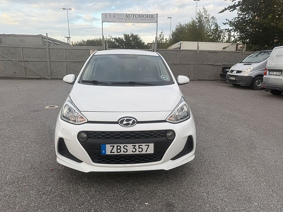 Hyundai i10 2 of 12