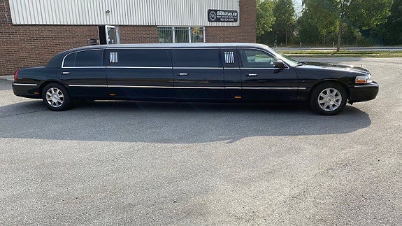 Lincoln Town Car 7 of 12