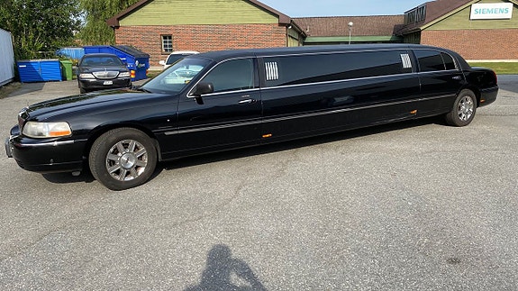 Lincoln Town Car 4 of 5