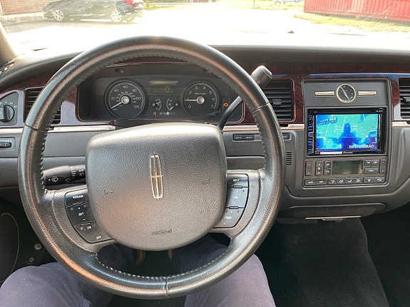 Lincoln Town Car 11 of 12