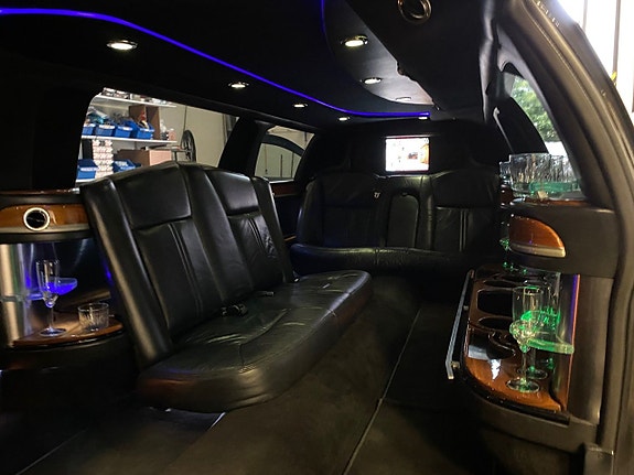 Lincoln Town Car 10 of 12