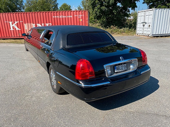 Lincoln Town Car 9 of 12