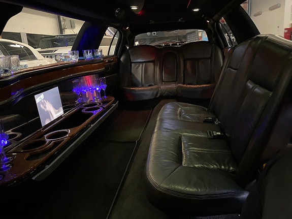 Lincoln Town Car 3 of 5