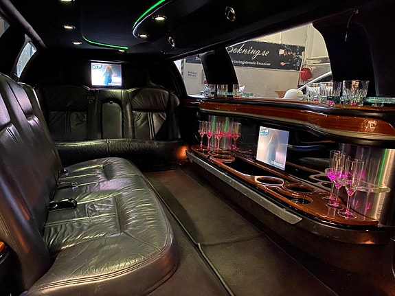 Lincoln Town Car 5 of 5