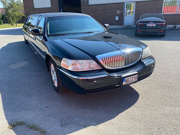 Lincoln Town Car 8 of 12
