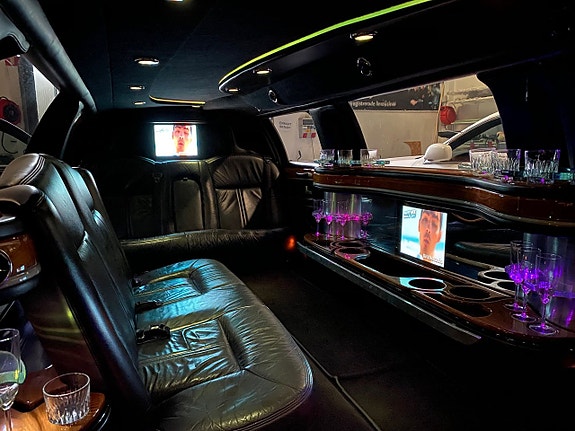 Lincoln Town Car 2 of 5