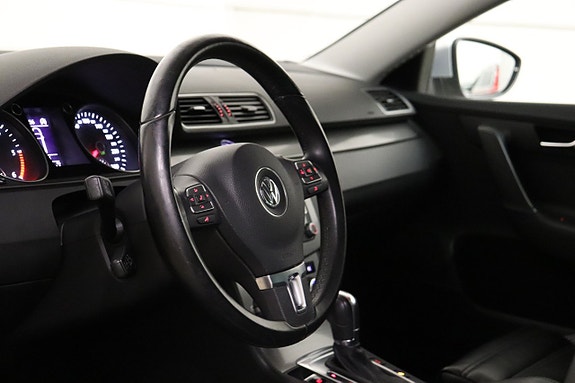 Volkswagen Passat 10 of 23