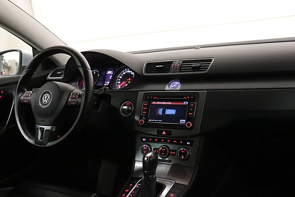 Volkswagen Passat 18 of 23