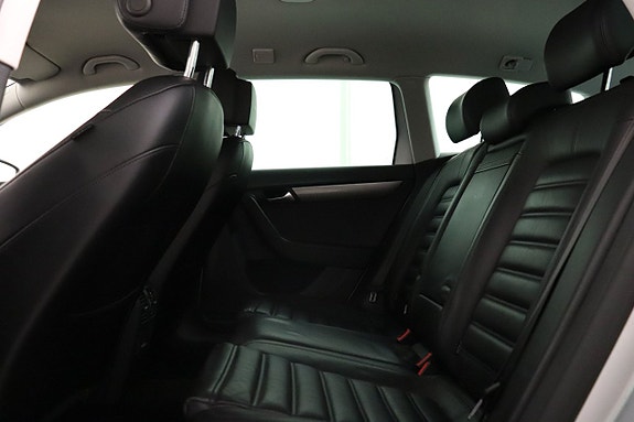 Volkswagen Passat 16 of 23
