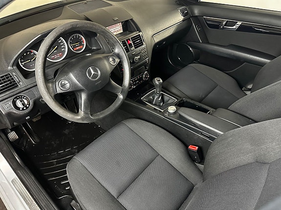 Mercedes-Benz C180 9 of 16