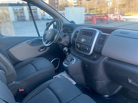 Nissan NV300 14 of 22