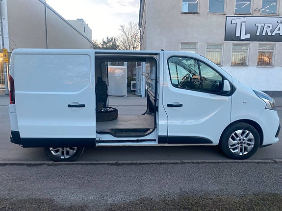 Nissan NV300 8 of 22