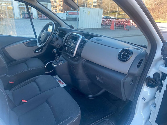 Nissan NV300 13 of 22