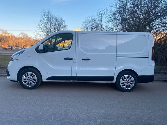 Nissan NV300 2 of 22