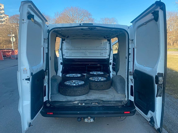 Nissan NV300 11 of 22